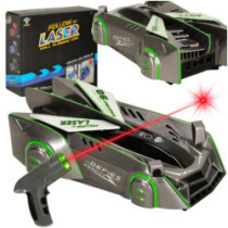 Mașină cu telecomandă controlată prin laser care merge pe perete pe gri laser