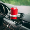 Suport pentru băuturi care se plasează în grila de ventilație, datorită aerului curgător răcește vara și încălzește iarna băutura depozitată. Datorită prinderii puternice în suport, băuturile dvs. vor sta stabil pe per...